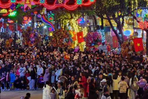 Người dân Thành phố hân hoan đón giao thừa, chào năm mới Giáp Thìn 2024