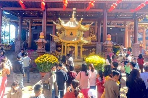 Người dân nô nức đi chùa cầu an ngày mùng 1 Tết