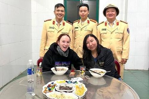 Hai phụ nữ nước ngoài gặp nạn và cái kết ấm áp ngày xuân