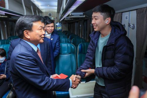 Những vị khách đặc biệt trên chuyến tàu đêm giao thừa đầy cảm xúc
