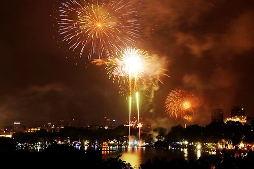 Chiêm ngưỡng màn pháo hoa lung linh rực sáng bầu trời Hà Nội đón năm mới 2024