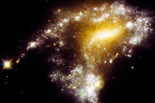 Kính Hubble tìm thấy 'đuôi cá' đầy sao của 12 thiên hà va chạm