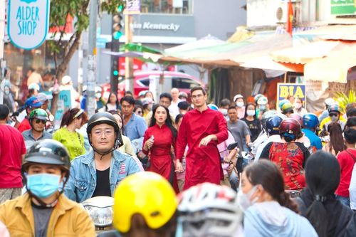 Đông nghẹt người TP.HCM đến chùa Ngọc Hoàng cầu lộc đầu năm