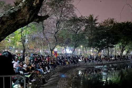 Người dân Thủ đô hân hoan đón năm mới Giáp Thìn 2024