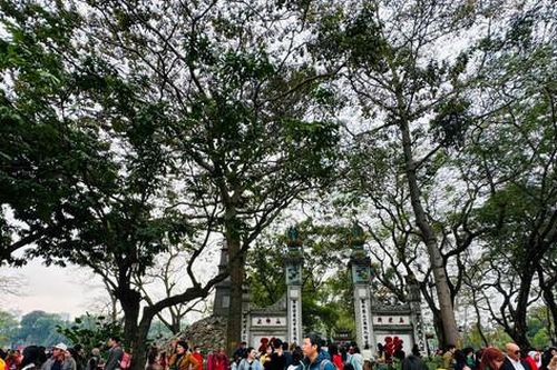 Mùng 1 Tết: Người dân nô nức đi chơi, nhiều nơi tắc nghẽn