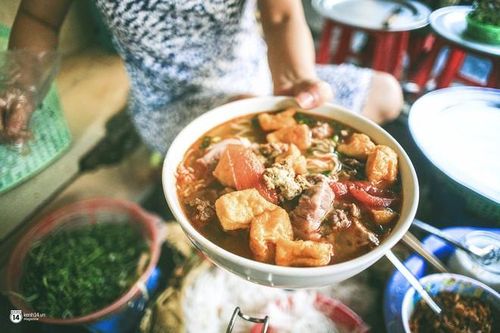 Vì sao người Hà Nội đổ xô lên phố cổ ăn bún riêu đầu năm?