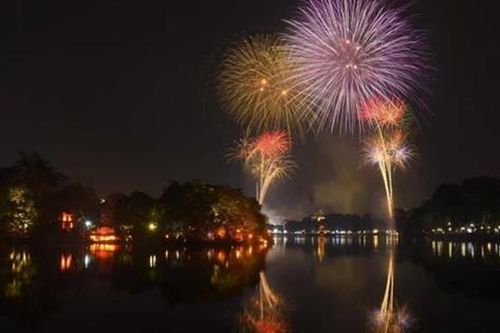 Mãn nhãn màn bắn pháo hoa mừng Xuân Giáp Thìn 2024