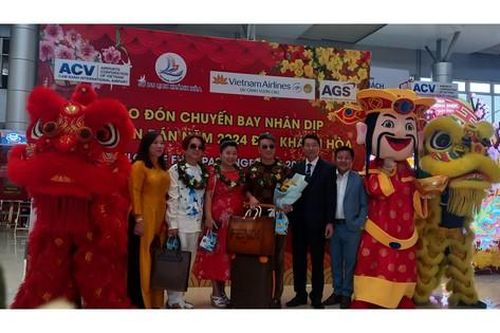 Múa lân đón chuyến bay đầu tiên đến Khánh Hòa ngày mùng 1 Tết
