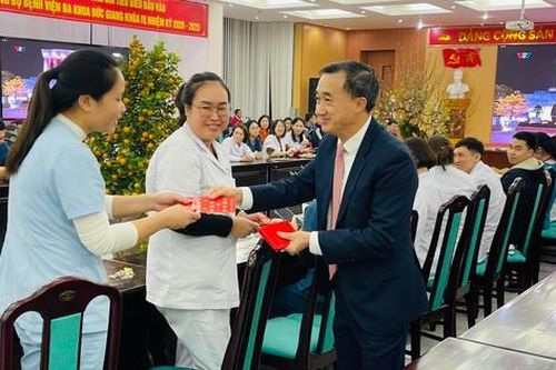 Thứ trưởng Trần Văn Thuấn chúc Tết các y bác sĩ Bệnh viện đa khoa Đức Giang
