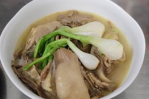 Những ai không nên ăn món canh măng khô nấu chân giò?
