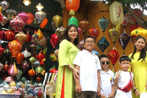Du khách đổ về phố cổ Hội An du xuân
