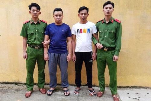 Khám xét nhà đối tượng bán lẻ ma túy, thu giữ nhiều súng, đạn