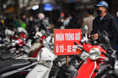 Giá trông giữ xe máy mùng 1 Tết không còn tăng đột biến