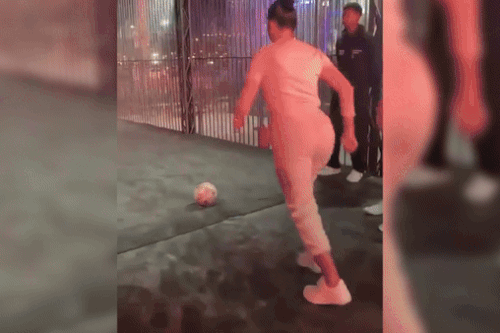Bạn gái Ronaldo gây cười khi đá bóng
