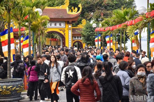 Người dân Hà Nội nô nức đổ về đền, chùa ngày mùng hai Tết