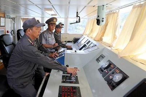 Những người vượt sóng giữ mùa Xuân