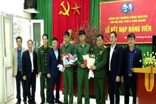 Hai anh em sinh đôi cùng được kết nạp Đảng trước ngày nhập ngũ