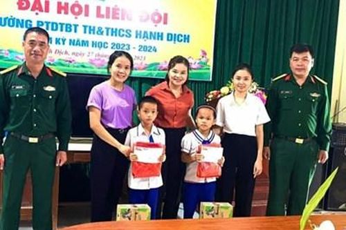 Trao yêu thương tặng học sinh có hoàn cảnh khó khăn