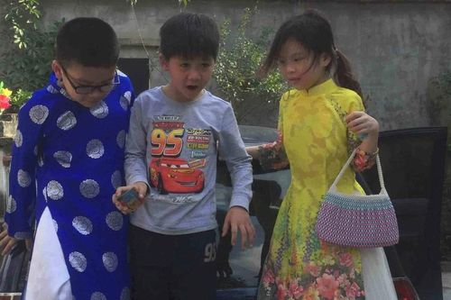 Xuân về có manh áo mới
