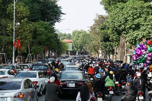 Hà Nội đông nghịt người du xuân, đường phố ùn tắc cục bộ