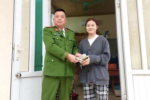 Thầy giáo trường làng trả lại tiền cho người đánh rơi