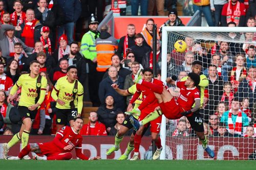 Thắng Burnley 3-1, Liverpool đòi lại ngôi đầu Ngoại hạng Anh từ tay Man City