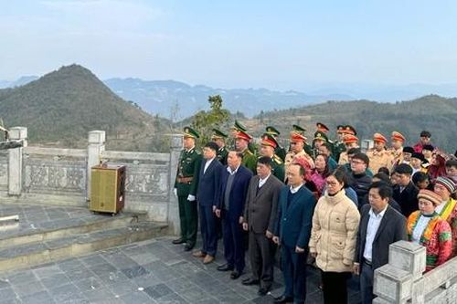 Thiêng liêng lễ chào cờ trên đỉnh núi Rồng ngày đầu năm mới Giáp Thìn 2024
