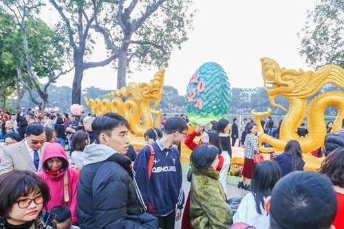 Hồ Gươm tấp nập người du xuân, linh vật rồng 'hút khách'