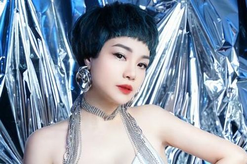 Ca sĩ Ngọc Khuê chơi tất tay