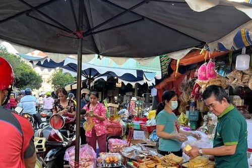 TPHCM: Phiên chợ đầu năm 'mua nhanh, bán lẹ'