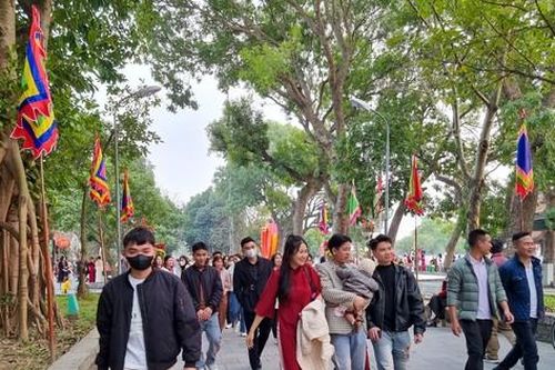 Nhộn nhịp khách du xuân tại ngôi đền linh thiêng thờ các vị vua triều Lý