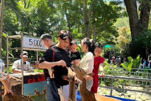 Thảo Cầm Viên đông nghịt ngày mùng 2 Tết