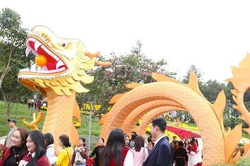 Chen chân check-in với linh vật rồng nặng 2 tấn ở TP Vinh