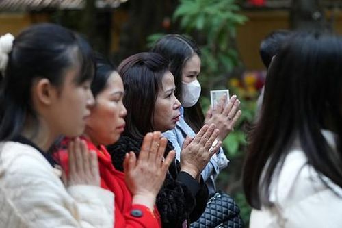Tổ đình Phúc Khánh đông nghịt người đi lễ chiều mùng 2 Tết