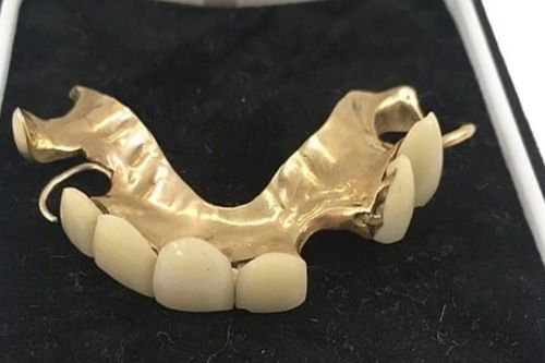 Bí mật về hàm răng giả vừa được bán đấu giá hơn nửa tỷ đồng