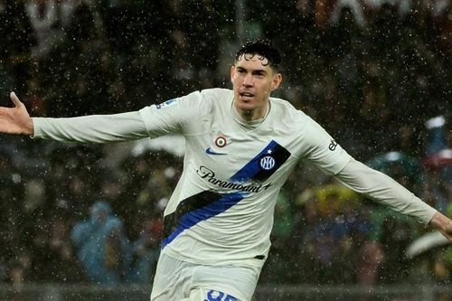 Thắng kịch tính Roma, Inter cô đơn trên đỉnh bảng