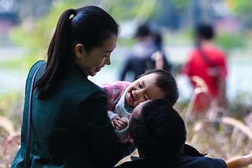 Người Hà Nội du xuân trong ngày mùng 2 Tết tiết trời tuyệt đẹp