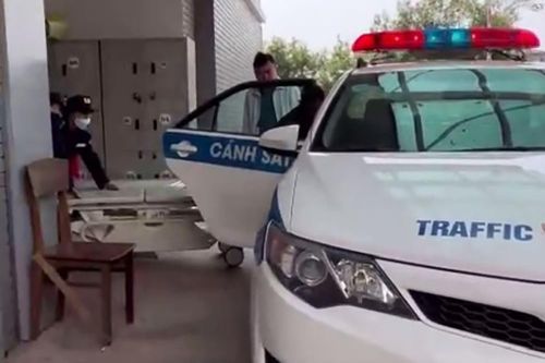 Người đàn ông đột quỵ trên đường được CSGT dùng xe, còi ưu tiên đưa đi cấp cứu