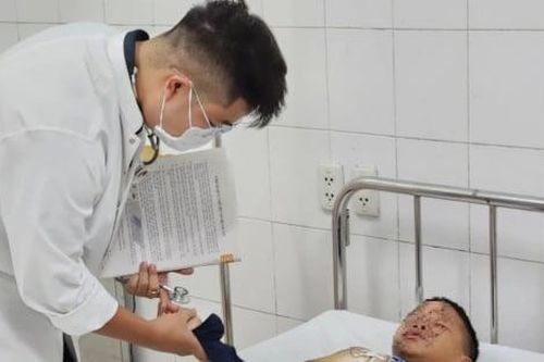 Trẻ bị bỏng nặng do đốt pháo mua qua mạng