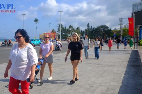 Du khách nô nức ghé phố biển Nha Trang ngày đầu năm mới