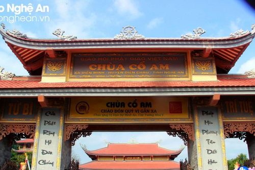 Người dân tấp nập chiêm bái ngôi chùa đẹp nhất huyện Diễn Châu trong ngày đầu năm mới