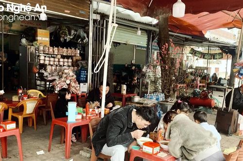 Ngày mùng 2 Tết, nhiều chợ dân sinh, cửa hàng, dịch vụ tại TP Vinh đã mở cửa trở lại