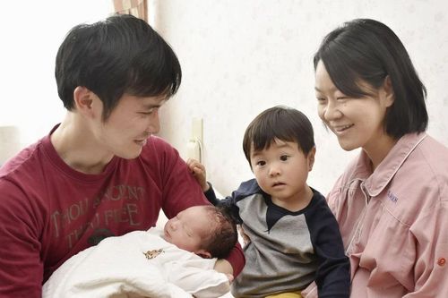 Chênh lệch thời gian nghỉ chăm con giữa người mẹ và cha tại Nhật Bản