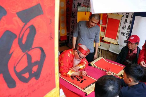 Hình ảnh người dân Hà Nội du Xuân ngày mùng 2 Tết