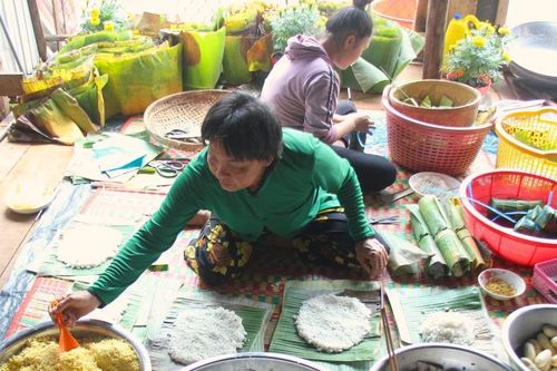 Truyền thống gói bánh tét dịp Tết của người dân Nam Bộ