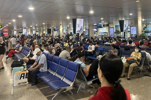 Mùng 2 Tết, lượng khách qua sân bay Tân Sơn Nhất tăng mạnh