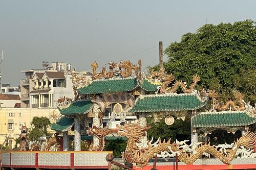 Độc đáo miếu cổ 'cõng' trên mình hơn 100 con rồng uốn lượn giữa sông Vàm Thuật