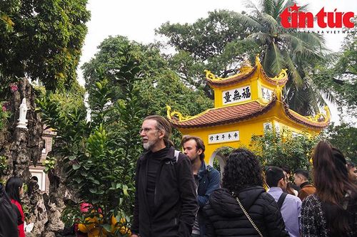 Khách quốc tế vãn cảnh ngôi chùa lâu đời nhất ở đất Thăng Long ngày đầu xuân