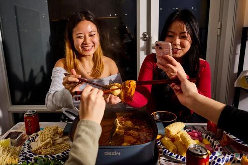 Lẩu - món ăn gắn kết thế hệ GenZ gốc Á xa xứ