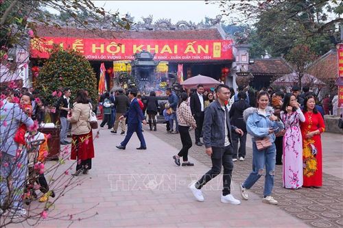 Tấp nập du khách đến đền Trần đầu năm mới